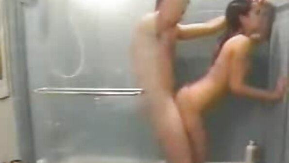 Selles videos poseerib Chloe ülaosas diivanil, jalas ainult mustad kõrged kontsad, pigistades oma suuri rindu ja hõõrudes oma kiisu. Vaadake kindlasti SpunkyAngelsi täielikku videot ...